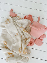 Load image into Gallery viewer, Beach Bucket and Spade Set - Pink (last one)
